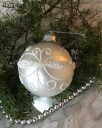 Julekule i matt sølv med hvit ornament