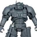 McFarlane Warhammer 40.000 Ultramarines Lieutenant i Phobos-rustning Actionfigur - 18 cm