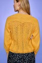 Gul sweater med hulmønster