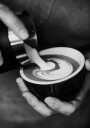 Barista Prepares Latte Coffee Plakat Plakat / 50x70cm