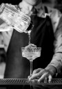 Bartender Pouring Cocktail Plakat Plakat / 100x150cm
