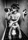 Girl Drinking on the Toilet Artistic Satire Plakat Plakat / 50x70cm