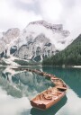 Boats At Braies Lake Plakat Plakat / 100x150cm