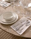 Audo Copenhagen Androgyne spisebord sand stone, beiset eikestativ