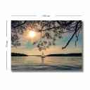 Lerretsbilde 70x100 cm Seilbåt glir over en speilblank innsjø under en solrik himmel Blå / Grønn / Gul