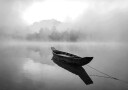 Mysterious Serenity in Foggy Waters plakat Plakat / 40x50cm