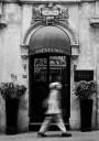 Historic Hotel Entrance Black & White Plakat Plakat / 50x70cm