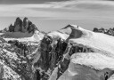 Lone Hiker Snowy Ridge Plakat / 100x150