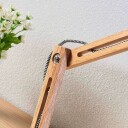 Lindby Skrivebordslampe Shivanja i tre med hvit skjerm